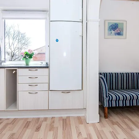 4 Person In Apartament