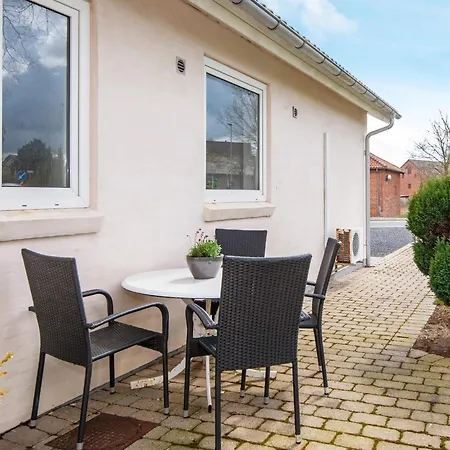 4 Person In Apartament